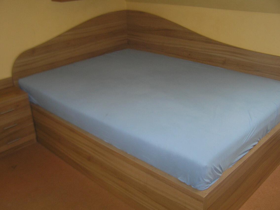 Studentská postel